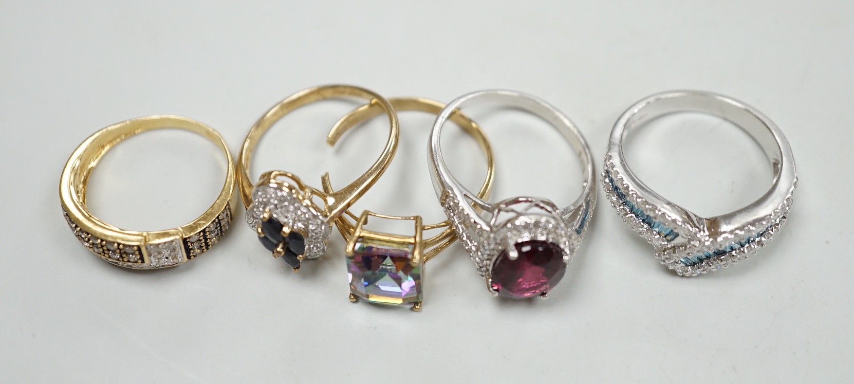 Five assorted modern 9ct gold and gem set rings, including a white gold, deep pink tourmaline and diamond chip set oval cluster ring, size N, gross weight 14.8 grams (one with broken shank).